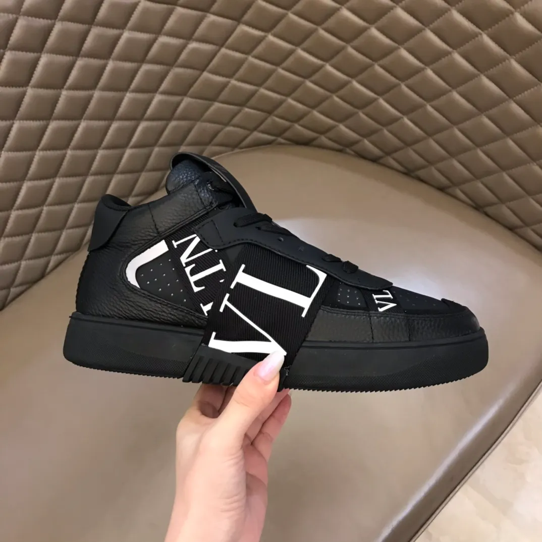 p480 "VALETINO**" new high-top 🆕 calfskin lace-up sneakers. No man should be able to refuse these shoes. The classic color scheme is so handsome! Purchase a high-precision replica of the original version to instantly sell off the market currency! 6 VLTN logo rubber effect straps - Valentino Garavani Logo printed on the back and tongue, all materials are customized to ensure quality! Size: 38-44
